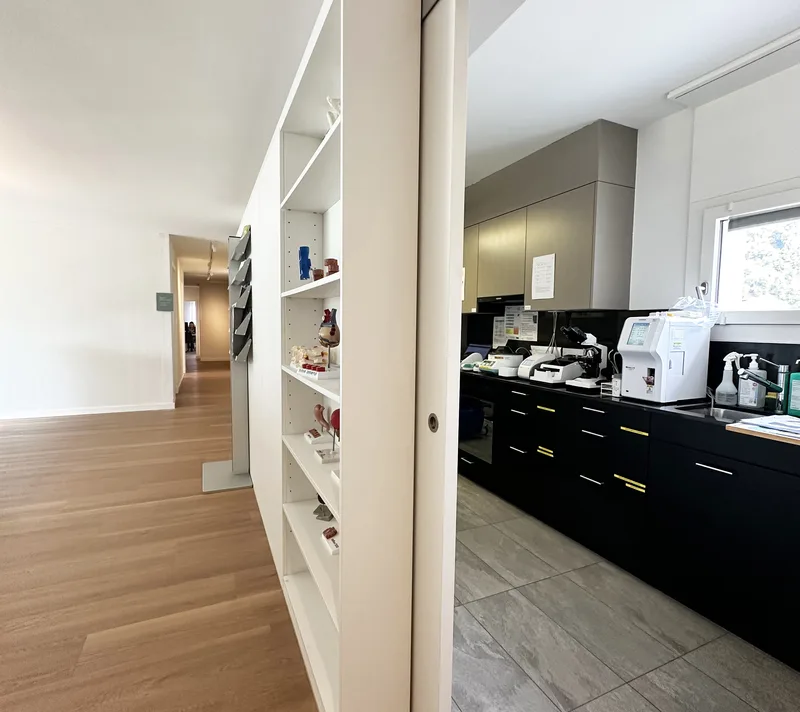 Scaffali e laboratorio dello studio medico.