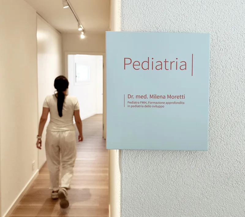 Insegna della pediatria con il nome della Dr. med. Milena Moretti.